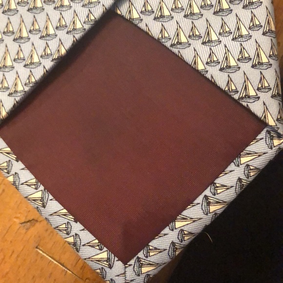 Vineyard vines blue sailboat tie.  Great condition 100% silk made in the USA - Picture 4 of 6